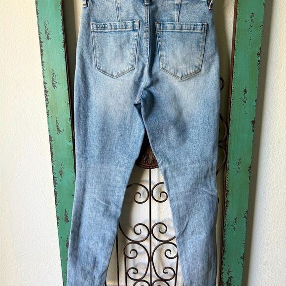 BlankNYC exposed button jean. Very flattering size 26. - Picture 4 of 9